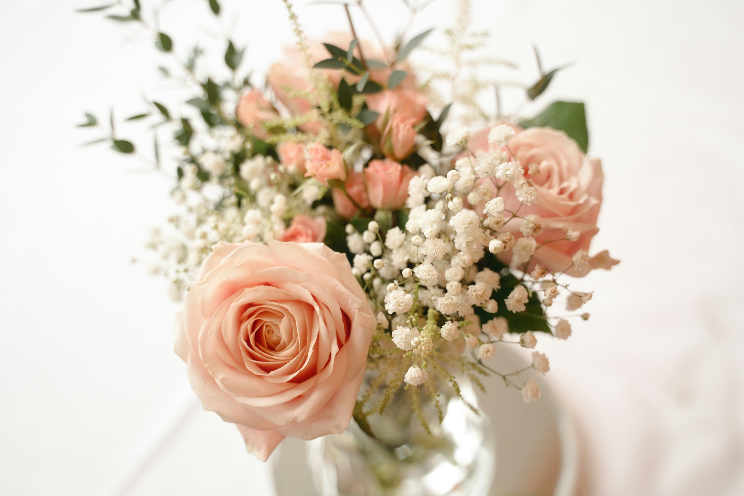 Hääkimppu vaaleanpunaisen ja valkoisen sävyissä.