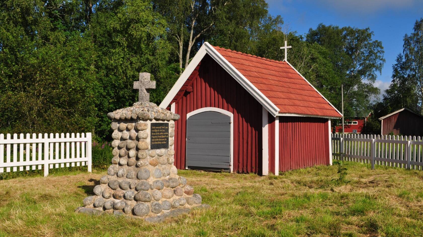 Muistokivi Auneen hautausmaalla.