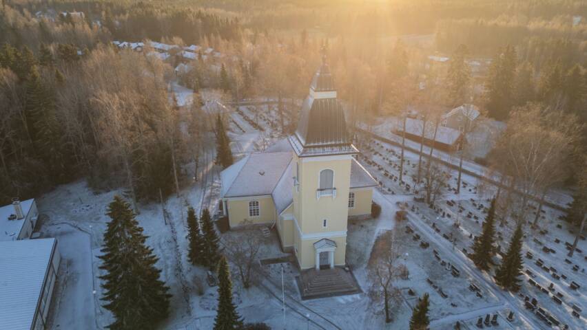 Jurvan kirkko talvella, yläviistosta katsottuna