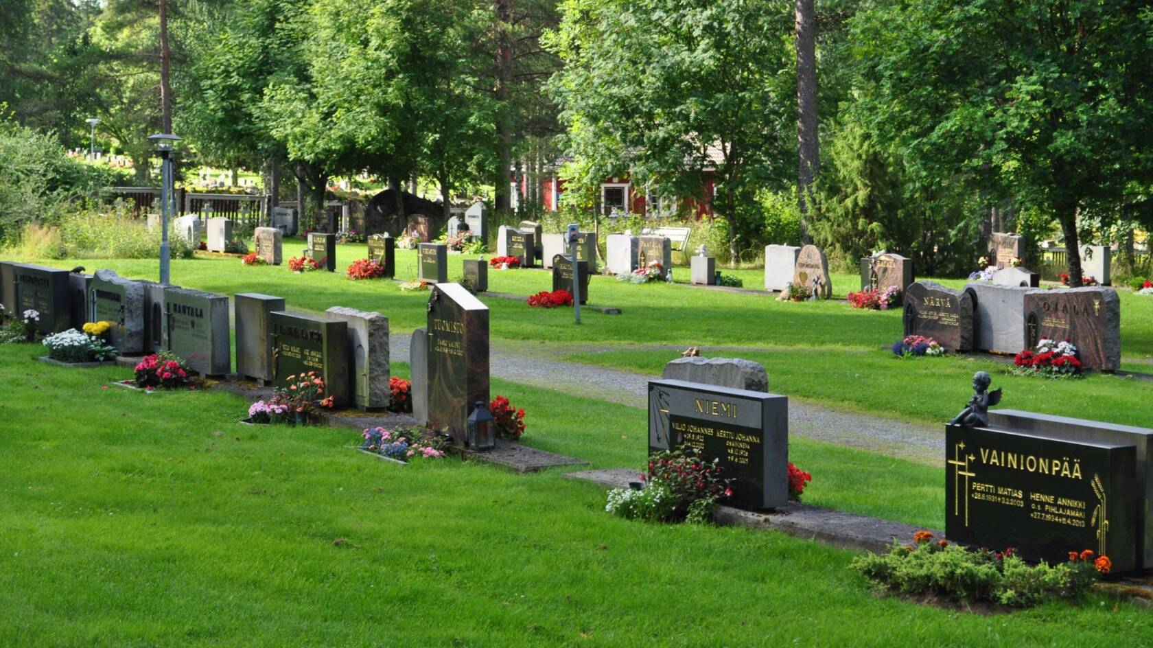 Hautakiviä Jurvan uudella hautausmaalla.