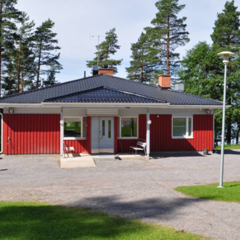 Kesärannan leirikeskuksen punainen päärakennus.