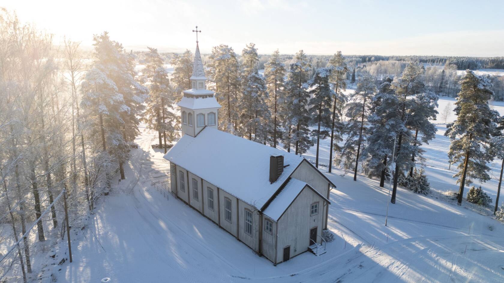 Koskuen kirkko talvella, takaapäin ylhäältä
