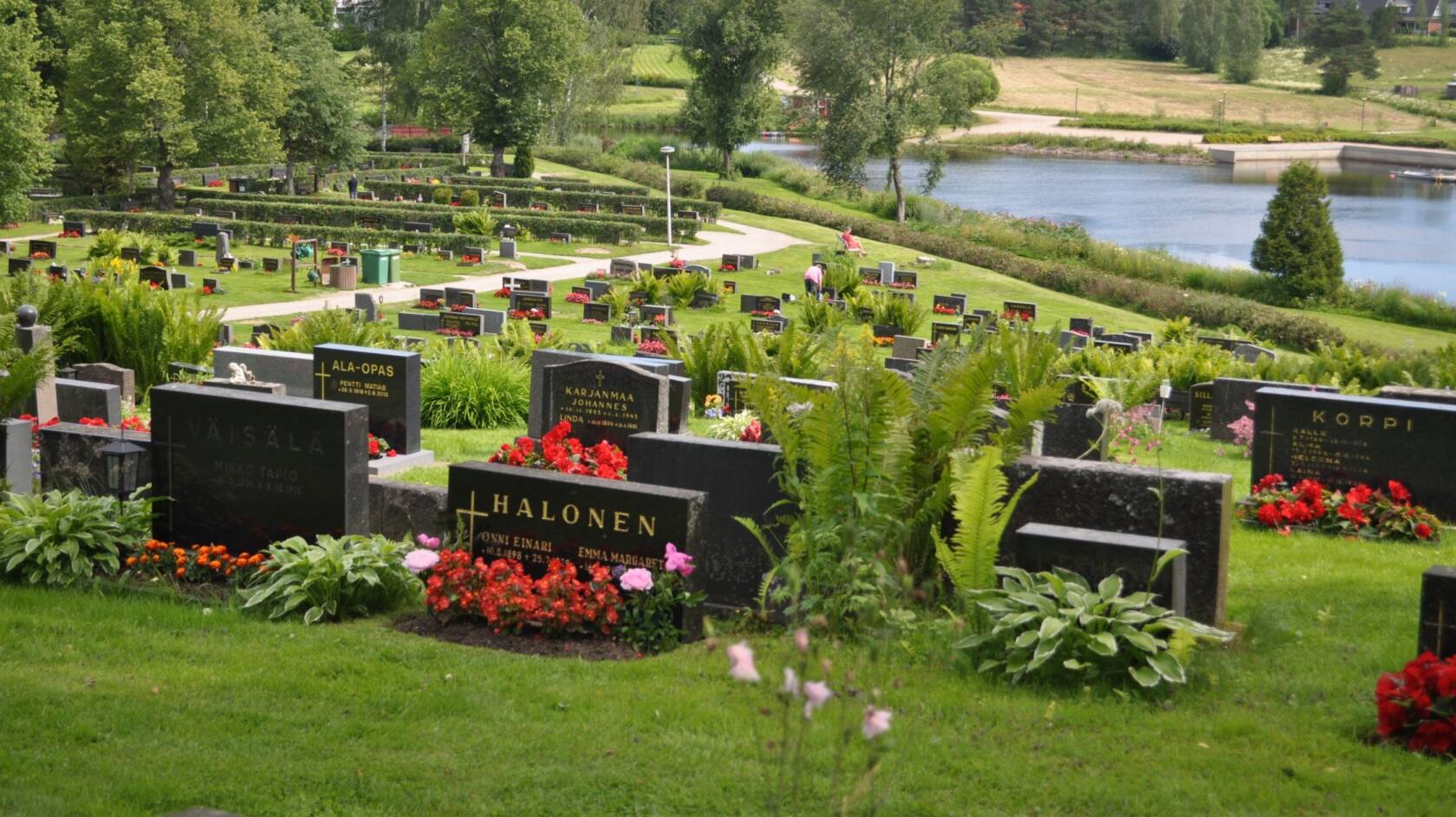 Maisema Kurikan hautausmaalta, taka-alalla Kyrönjoki.