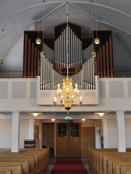 Kurikan kirkon urkuparvi alttarilta katsottuna.