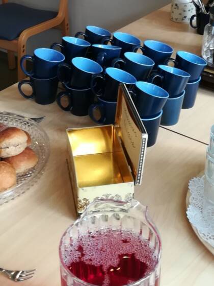 Kesäkahvilan tarjoilupöytä.