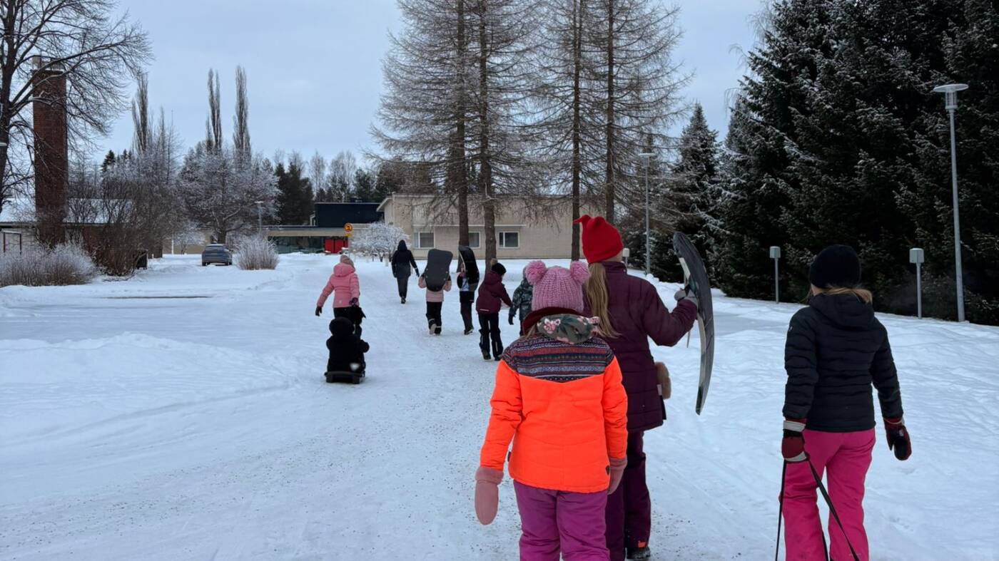 Lasten avoimet ovet pulkkailu