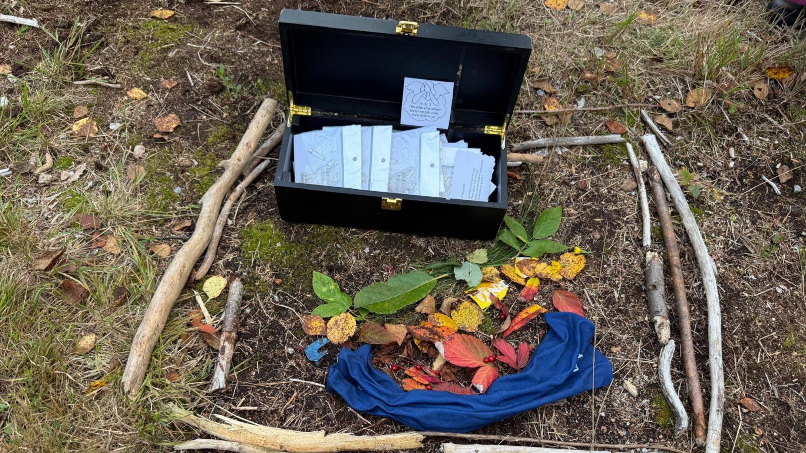 Pyhäkoulussa tehty sateenkaari luonnon materiaaleista.