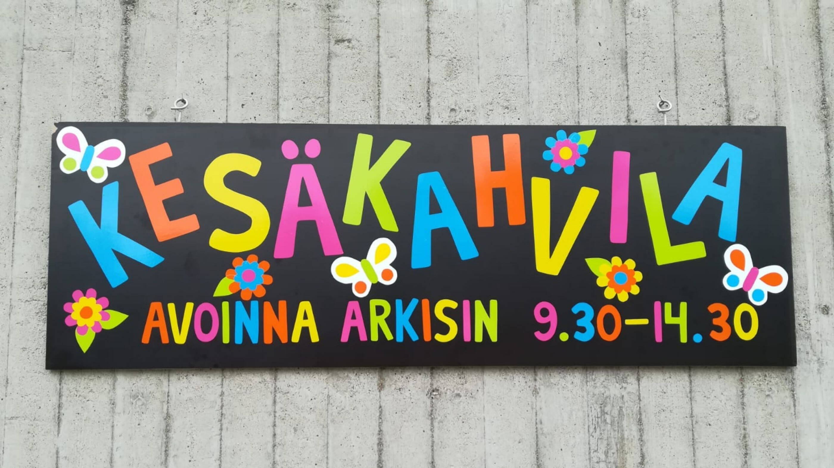 Kesäkahvilan kyltti.