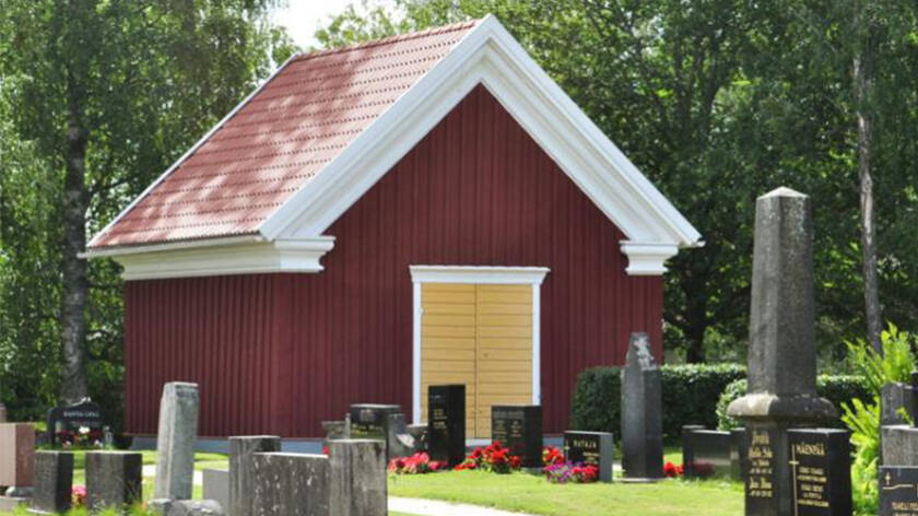 Kurikan hautausmaalla sijaitseva talvihautarakennus kesäaikaan