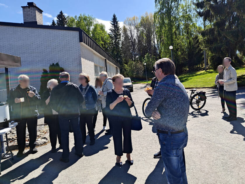 Ryhmä ihmisiä kesäaikaan Jurvan vanhan seurakuntatalon edessä