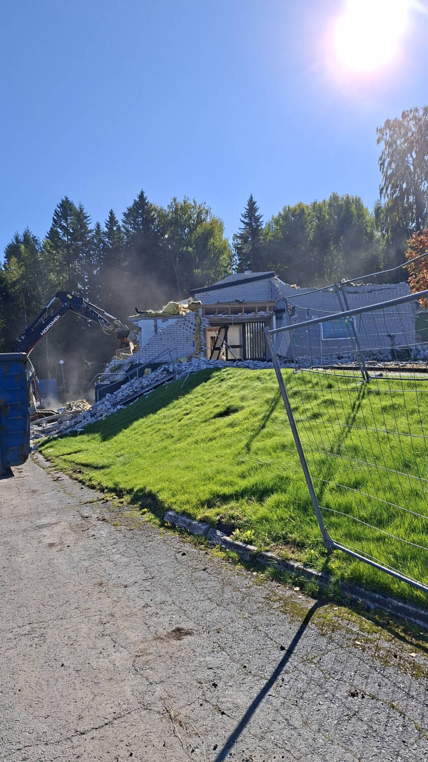 Kaivuri purkaa rakennusta