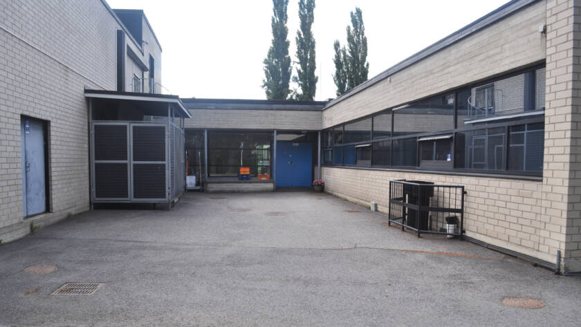 Tiilirakennuksen sininen takaovi