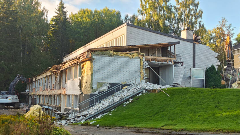 Kaivuri purkaa rakennusta