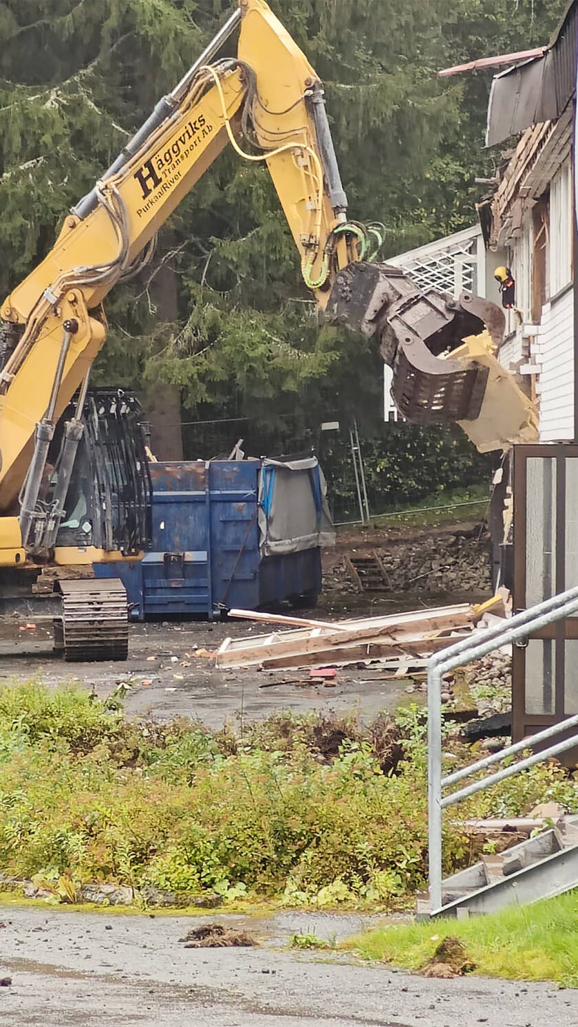 Kaivuri purkaa rakennusta