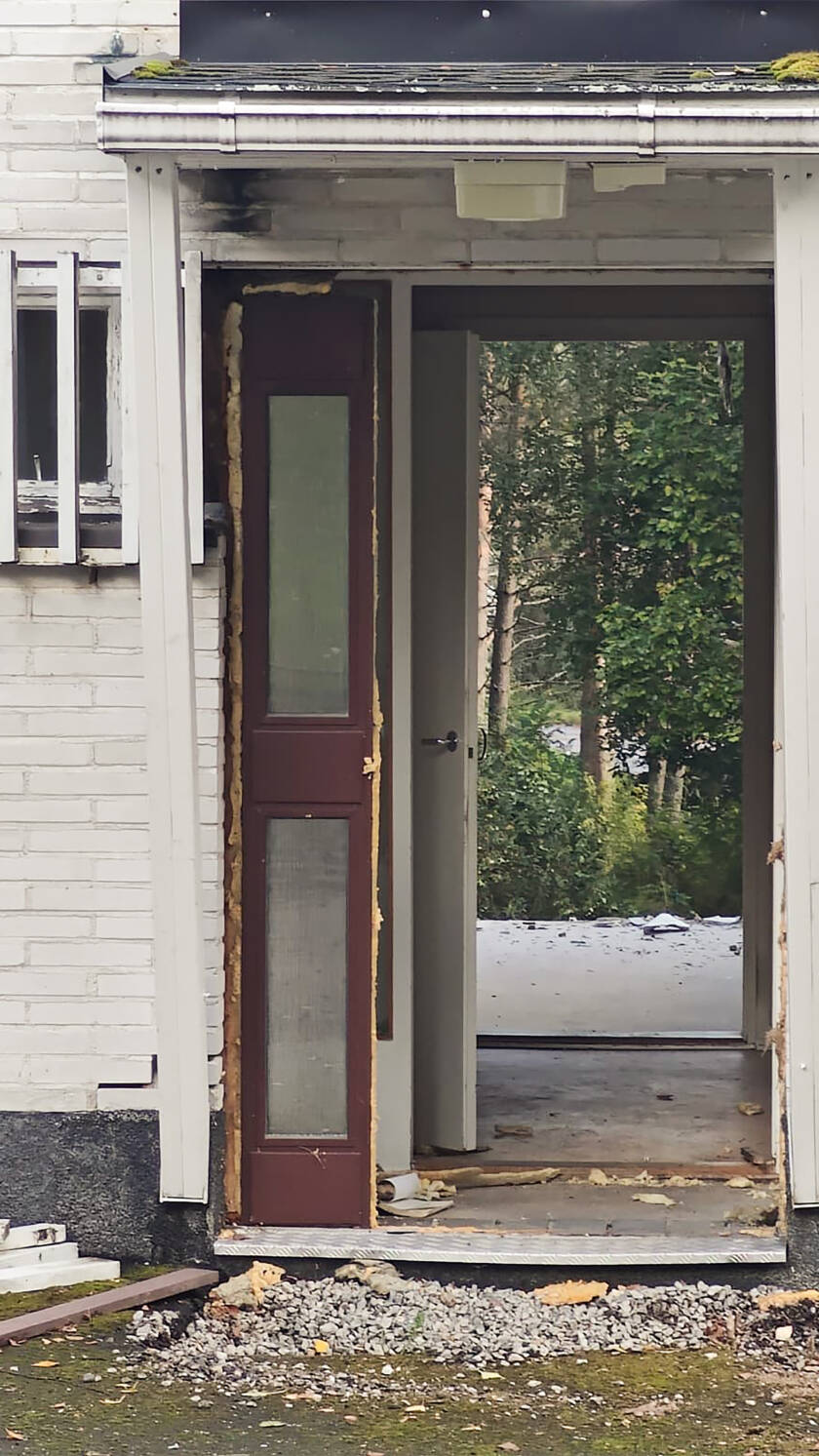 Purettavan rakennuksen oviaukosta näkee rakennuksen läpi.