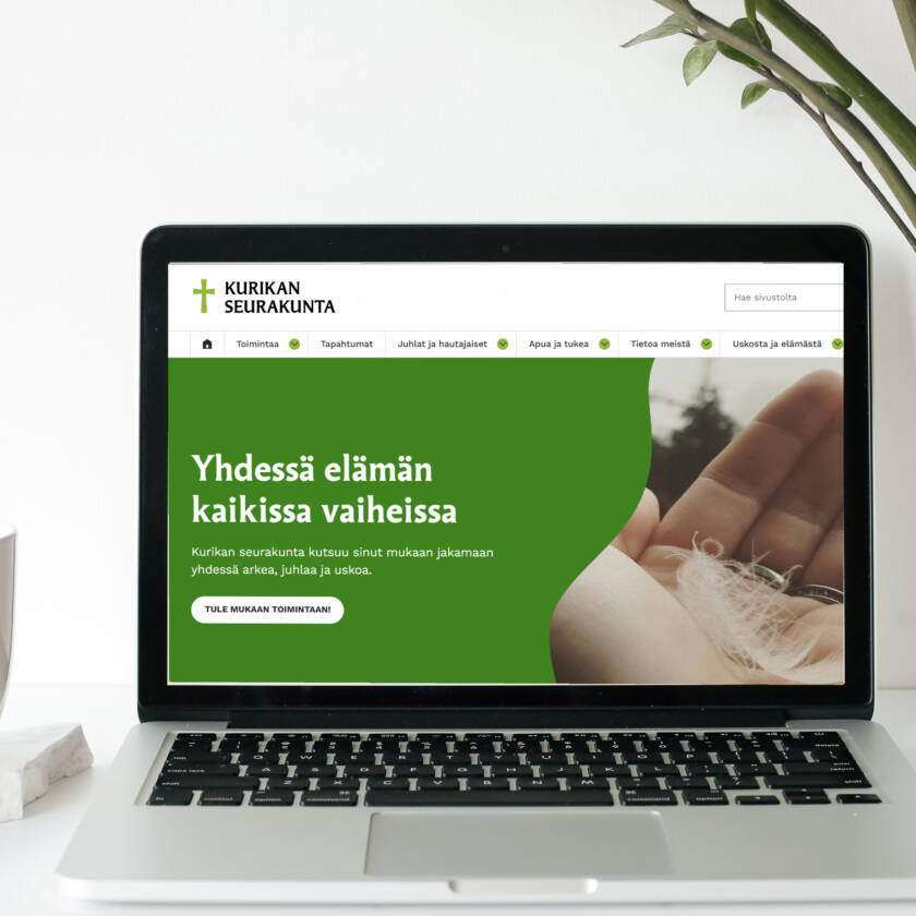 Kannettava tietokone, jonka näytöllä näkyvät Kurikan seurakunnan uudet verkkosivut.