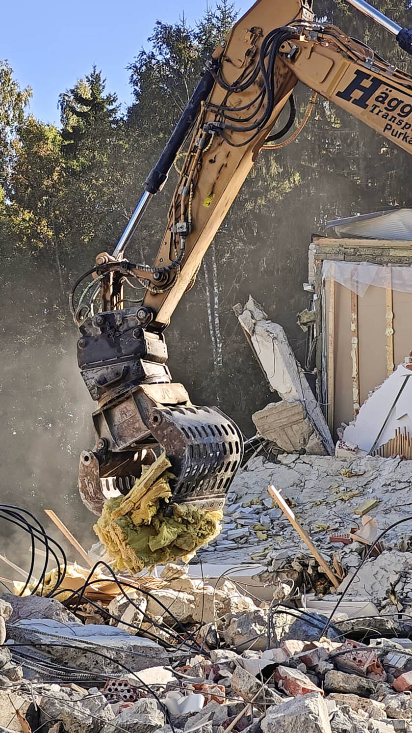 Kaivuri lajittelee purkujätettä