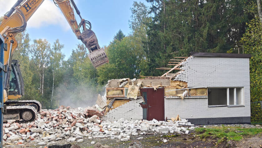 Kaivuri purkaa rakennusta