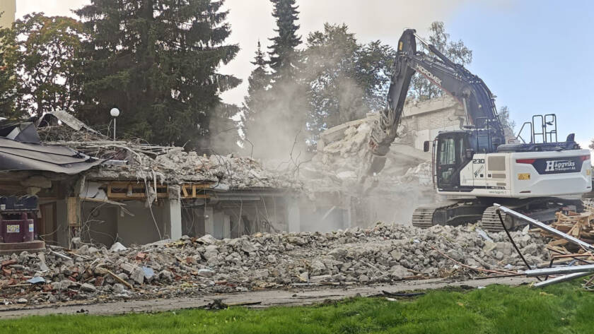 Kaivuri purkaa rakennusta