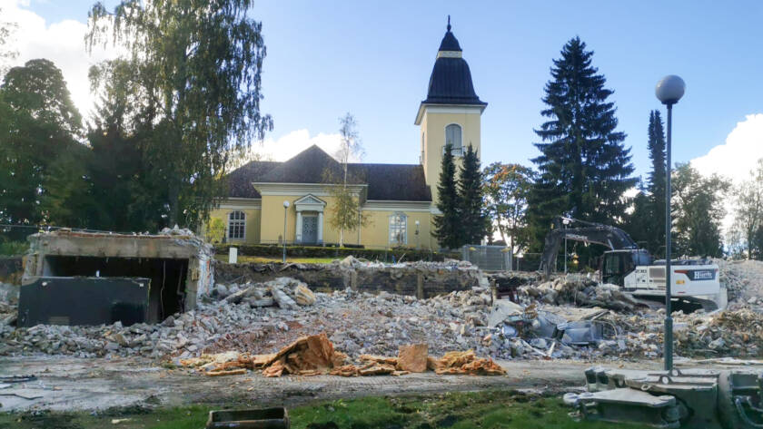 Kaivuri purkaa rakennusta