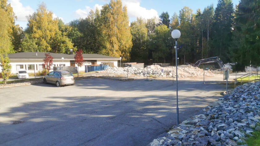 Kaivuri purkaa rakennusta