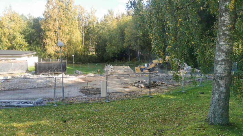 Kaivuri purkaa rakennusta