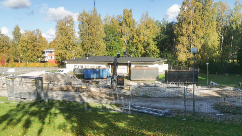 Kaivuri purkaa rakennusta