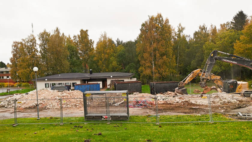 Kaivuri purkaa rakennusta