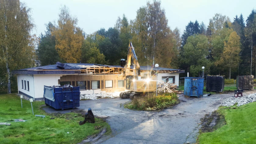 Kaivuri purkaa rakennusta