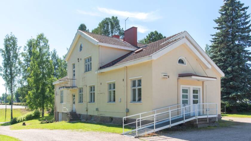 Nuorisotalo Toivolan toimiston sisäänkäynti on rakennuksen päädyssä. Siellä on myös ramppi sisätiloihin.