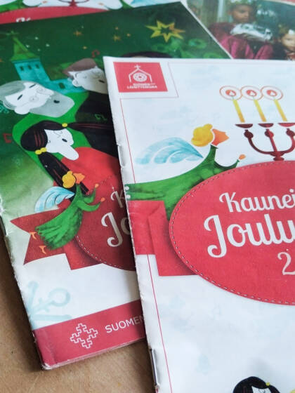 Vanhoja Kauneimmat Joululaulut -vihkosia pöydällä